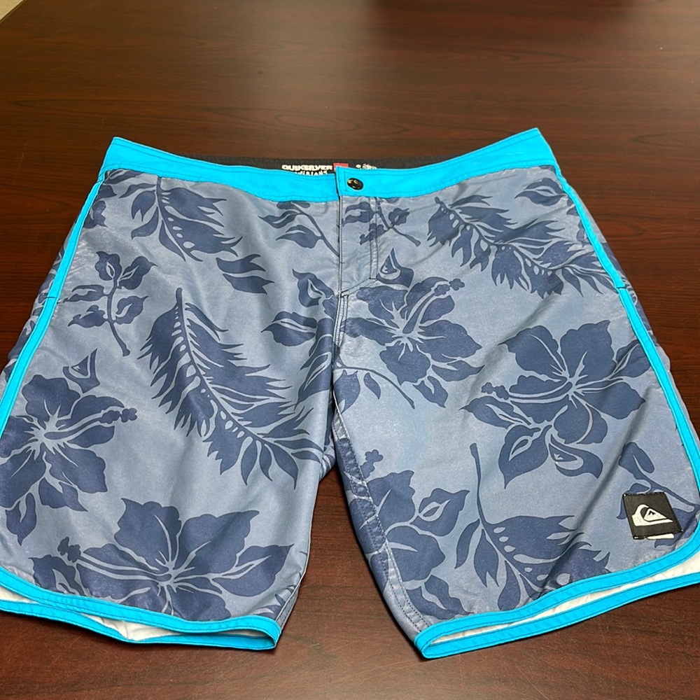 NWOT, Quik silver Short